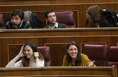 Diputados de Podemos, durante la sesión de control al Gobierno de este miércoles. 