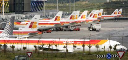 Aviones de Iberia en la T-4 del aeropuerto de Barajas.