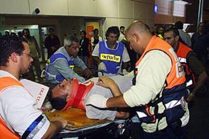 Uno de los heridos en el atentado llega al hospital.