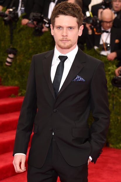 Jack O'Connell, bastante alejado del perfil hooligan que explotó en Skins, muy elegante en la alfombra roja (por algo es imagen de Prada).