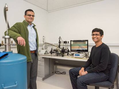 El profesor Ali Javey y el graduado Sujay Desai en el Berkeley Lab junto a sus instrumentos para el an&aacute;lisis de los transistores de 1 nm. 