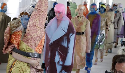 Desfile da coleção outono-inverno 2018-2019 da Maison Martin Margiela Couture.