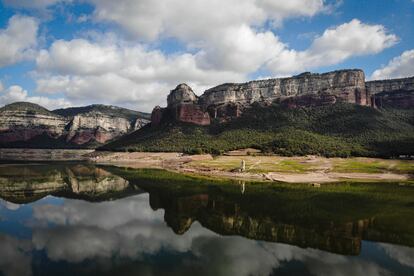 Vista de les Guilleries desde el pantano de Sau. 