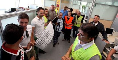 Los polic&iacute;as locales, en el gabinete de prensa del Ayuntamiento de Benidorm.