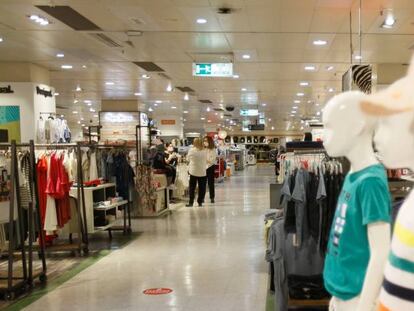 Maniquíes en el interior de un Corte Inglés de Palma, en el primer día de la Fase 2 de desescalada.