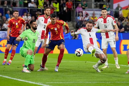  Guram Kashia de Georgia despeja un balón ante Álvaro Morata, de España.