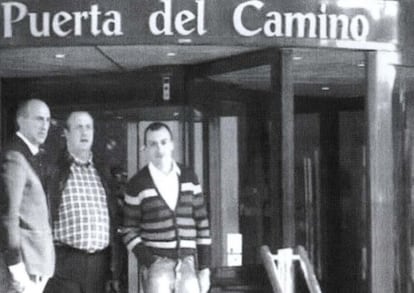 REUNIÓN EN SANTIAGO PARA DESBLOQUEAR AYUDAS. De izquierda a derecha, el exdiputado del PP Pablo Cobián, Jorge Dorribo y su socio Carlos Monjero, a la entrada de un hotel de Santiago donde se reunieron con el director del instituto de crédito de la Xunta.