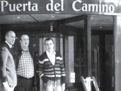 REUNIÓN EN SANTIAGO PARA DESBLOQUEAR AYUDAS. De izquierda a derecha, el exdiputado del PP Pablo Cobián, Jorge Dorribo y su socio Carlos Monjero, a la entrada de un hotel de Santiago donde se reunieron con el director del instituto de crédito de la Xunta.