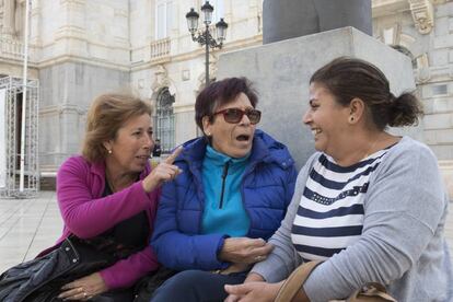 María Ángeles, Margarita y Boudtra, ayer en Cartagena.