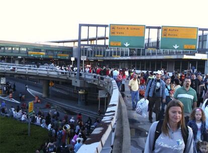 Viajeros evacuados del aeropuerto de La Guardia de Nueva York