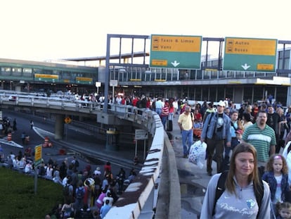 Viajeros evacuados del aeropuerto de La Guardia de Nueva York