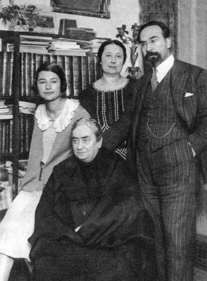 Fernando de los Ríos, con su madre, Fernanda Urruti; su esposa, Gloria Giner, y su hija Laura.