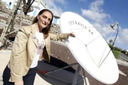 La coordinadora de la delegación en España del programa de salvamento Cospas-Sarsat, Emilia Melián, en el exterior de la Estación Espacial de Maspalomas.