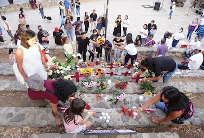 Familiares y amigos de víctimas de feminicidios recientes colocan cruces y flores este lunes en Oaxaca (México).