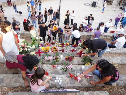 Familiares y amigos de víctimas de feminicidios recientes colocan cruces y flores este lunes en Oaxaca (México).