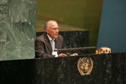 Shoaib Sultan Khan, en la ONU en 2007.