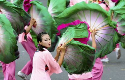 Bailarinas actuan durante las celebraciones del Día Nacional de Taipéi (Taiwan).