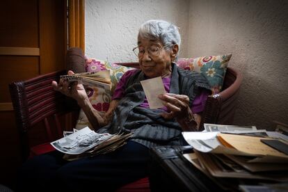 María Luisa Torres revisa fotografías en su hogar, en Querétaro.