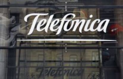 Logo de Telef&oacute;nica en su sede de Gran V&iacute;a.