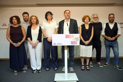 El presidente de ERC, Oriol Junqueras (c), acompañado por la cúpula del partido, durante la rueda de prensa de este lunes.