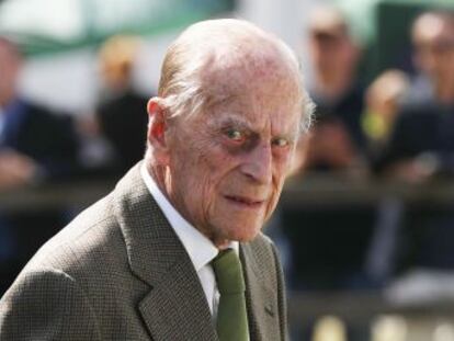 El marido de Isabel II, de 97 años, conducía el vehículo que volcó en el siniestro