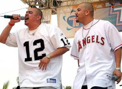 El dúo chicano de <i>hip hop</i> Akwid, en su actuación en el Festival de Acapulco de 2005.