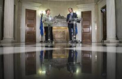 La canciller alemana, Angela Merkel, da una rueda de prensa con el primer ministro de Grecia, Antonio Samaras, la pasada semana en la Mansión Maximos de Atenas, Grecia.