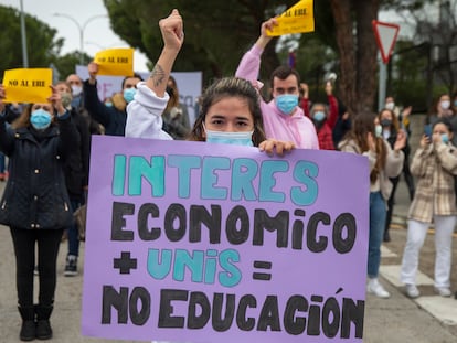 Estudiantes y empleados se concentran frente a la Universidad Europea de Madrid para protestar por el ERE a profesores.
