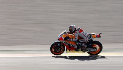 Dani Pedrosa, durante la primera sesión de entrenamientos libres en el circuito Ricardo Tormo de Cheste.