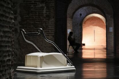 Slicer, obra de Mona Hatoum, expuesta en la exposición colectiva El Crimen Perfecto en el Centro Cultural Conde Duque.
