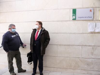 Manuel García, acusado por negarse a llevar mascarilla, junto a su abogado en los Juzgados de Jaén.