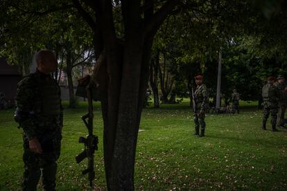 Militares reposan sobre un parque aledaño a la ruta, al termino del desfile. 