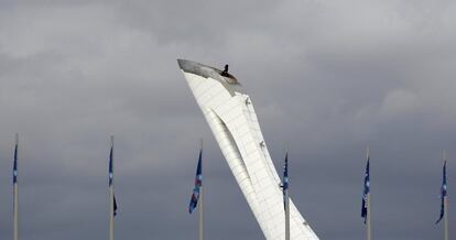 Un trabajador revisa el pebetero olímpico antes de la inauguración de los Juegos Olímpicos de Invierno de Sochi 2014