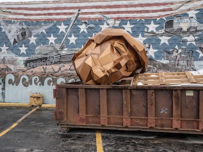 La estatua geométrica de la cabeza de Trump de casi dos metros de plástico dorado, en un contenedor de basura. |
