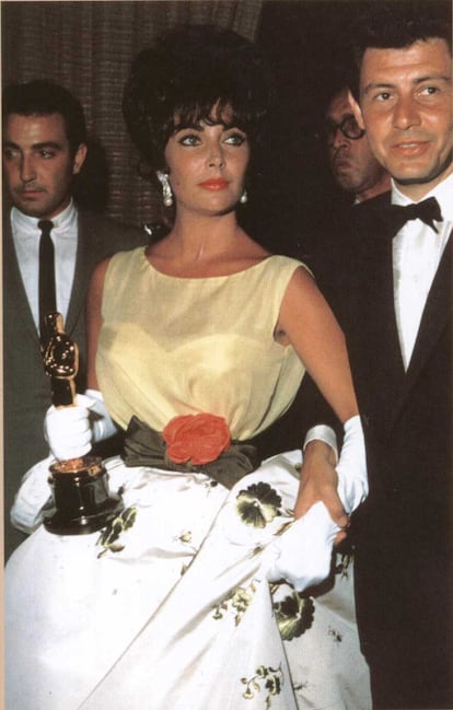 Christian Dior assina o modelo que Elizabeth Taylor usou para receber o Oscar por sua atuação em 'Disque Butterfield 8', em 1961.