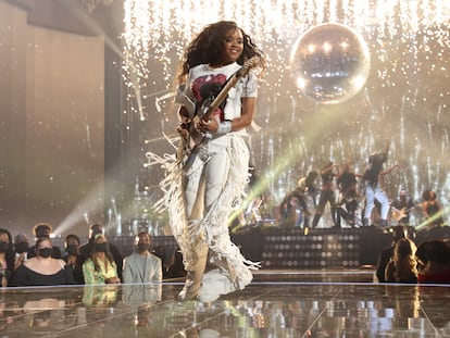 H.E.R. actuando en los BET Awards 2021, en junio pasado en Los Angeles.