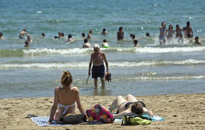 En la imagen, bañistas disfrutando de la playa de la Malvarrosa.