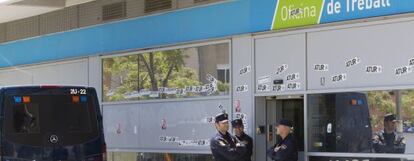 Policías ante el Inem de Badalona donde trabajaban varios detenidos, el 7 de mayo pasado.