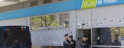 Polic&iacute;as ante el Inem de Badalona donde trabajaban varios detenidos, el 7 de mayo pasado.