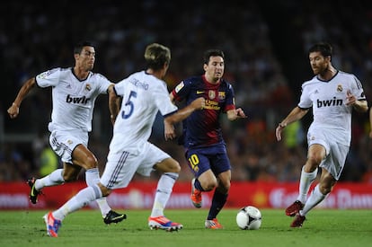 Supercopa de España: Barcelona, 3 - Real Madrid, 2: Cristiano Ronaldo, Coentrão y Xabi Alonso persiguen a Messi.