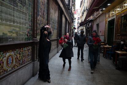 La artista Anabel Moreno baila flamenco fuera del mítico tablao Villa Rosa, forzado al cierre debido a la pandemia.