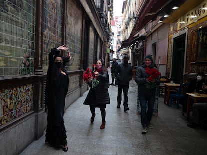 La artista Anabel Moreno baila flamenco fuera del mítico tablao Villa Rosa, forzado al cierre debido a la pandemia.