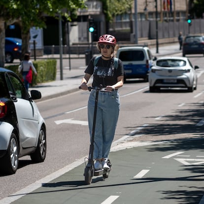 24/5/2024. Una mujer con un patinete en la entrad del puente de Poniente, Valladolid.