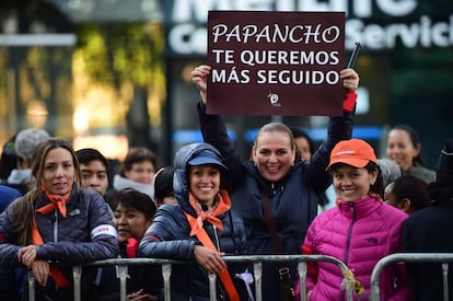 Fieles esperan el paso del papa Francisco en la Ciudad de México.