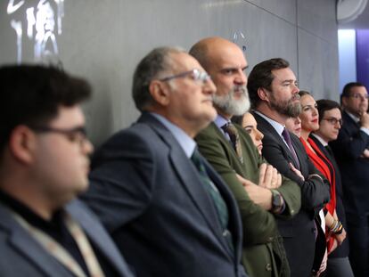 Diputados de Vox, en la sala de prensa del Congreso, escuchando a Santiago Abascal, el 27 de febrero.