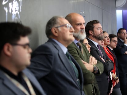 Diputados de Vox, en la sala de prensa del Congreso, escuchando a Santiago Abascal, el pasado 27 de febrero.