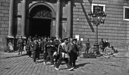 Els mossos d&rsquo;esquadra sortint de la Generalitat arrestats pels soldats &eacute;s una de les imatges m&eacute;s colpidores dels convulsos Fets d&rsquo;Octubre, 