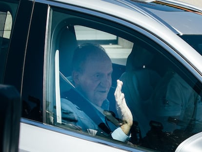 El Rey Emérito Juan Carlos I a su llegada a la casa de su anfitrión, Paco Campos, este miércoles.