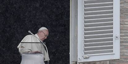 El papa Francisco, este domingo en la plaza de San Pedro.