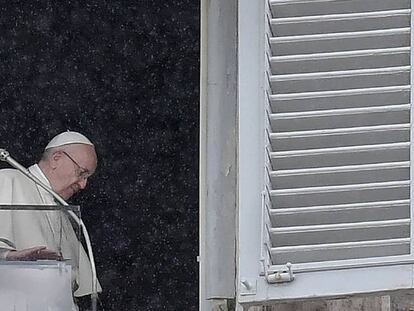 El papa Francisco, este domingo en la plaza de San Pedro.